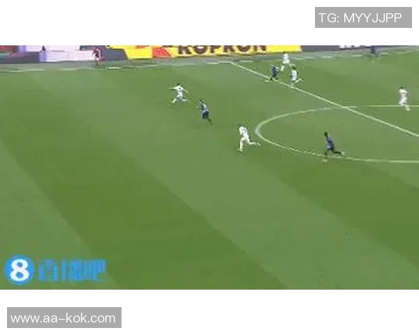 邓弗里斯不满被换下怒砸皮球表情郁闷引发关注